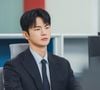 Tudo muda quando ela começa a trabalhar junto com Kang Si-woo, seu chefe que tem uma personalidade completamente diferente