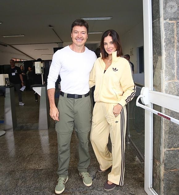 Rodrigo Faro e Vera Viel votam de cores brancas nas eleições 2026