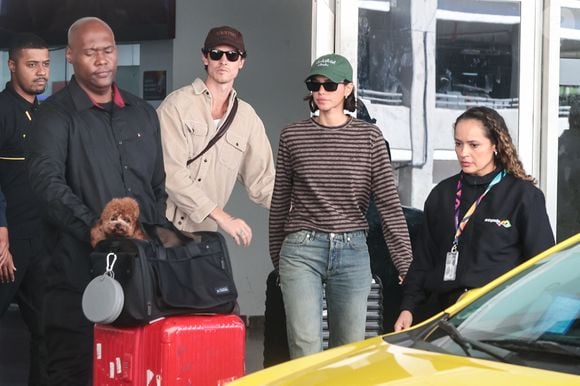 Bruna Marquezine e Shawn Mendes frequentaram a igreja, mas o look da atriz roubou a cena em fotos de paparazzi