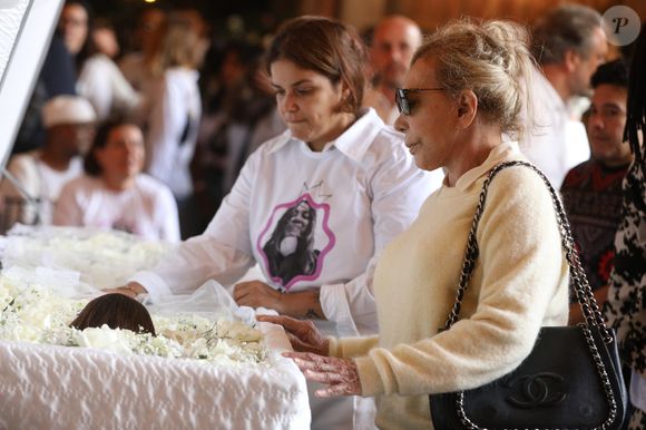 Foto de Preta Gil no caixão: Arlete Salles foi mais uma famosa a dar adeus à cantora
