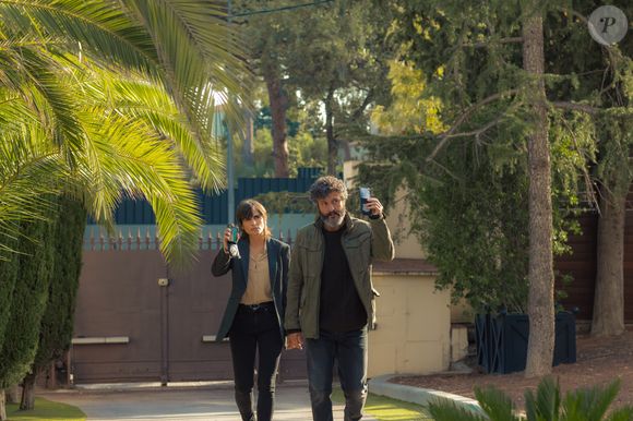 Para ajudar na investigação, ele se une a Rebeca Garrido, personagem de Verónica, com quem forma uma dupla marcada por diferenças