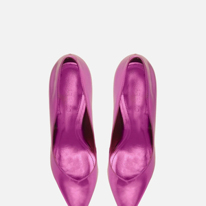 Até o fechamento desta matéria, o scarpin rosa metalizado estava disponível no site da marca por R$ 234,90, reforçando o apelo de custo-benefício