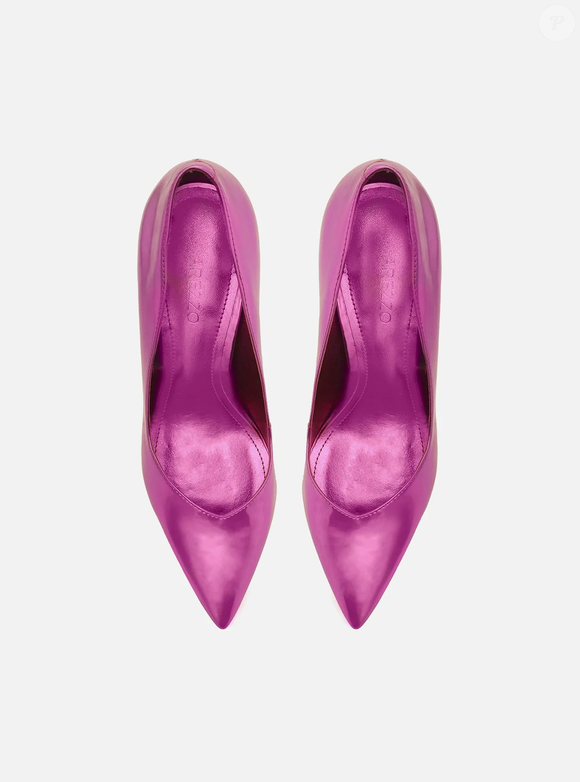 Até o fechamento desta matéria, o scarpin rosa metalizado estava disponível no site da marca por R$ 234,90, reforçando o apelo de custo-benefício