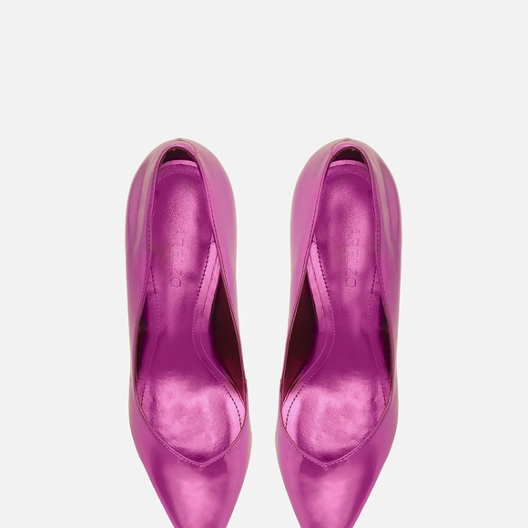 Até o fechamento desta matéria, o scarpin rosa metalizado estava disponível no site da marca por R$ 234,90, reforçando o apelo de custo-benefício
