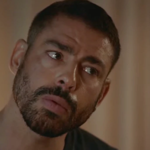 Na novela ‘Vale Tudo’, César rouba um quadro valioso de Heleninha.