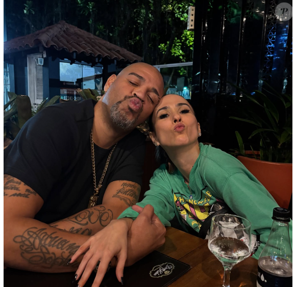 Adriano Imperador e Tatá Werneck, amigos, em um encontro casual