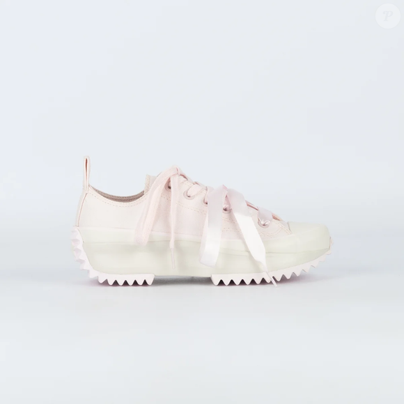 O Converse Run Star Hike Ox Peached Pretty Pink Amendoa Pink combina uma tonalidade rosa-amendoada delicada com uma plataforma robusta de aproximadamente 5,5 cm, oferecendo uma alternativa ao salto alto para quem deseja ganhar alguns centímetros no visual