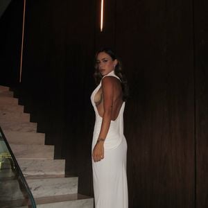 Vestido de Bruna Biancardi ganha um toque extra de sensualidade com um decote profundo nas costas, que contrasta com o estilo mais clássico da parte da frente