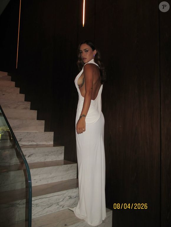 Vestido de Bruna Biancardi ganha um toque extra de sensualidade com um decote profundo nas costas, que contrasta com o estilo mais clássico da parte da frente