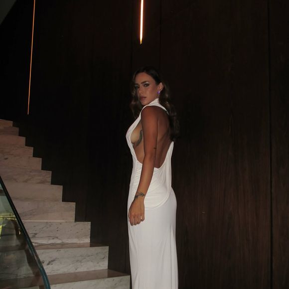 Vestido de Bruna Biancardi ganha um toque extra de sensualidade com um decote profundo nas costas, que contrasta com o estilo mais clássico da parte da frente