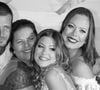 Sobrinha de Xuxa, Nikki Meneghel revela morte da mãe nove anos após perda do pai: 'Parte de mim foi você você' - na fotos, modelo com a mãe e os irmãos em sua festa de 14 anos