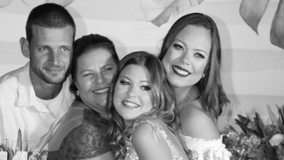 Sobrinha de Xuxa, Nikki Meneghel revela morte da mãe nove anos após perda do pai e é confortada: 'Parte de mim foi com você'