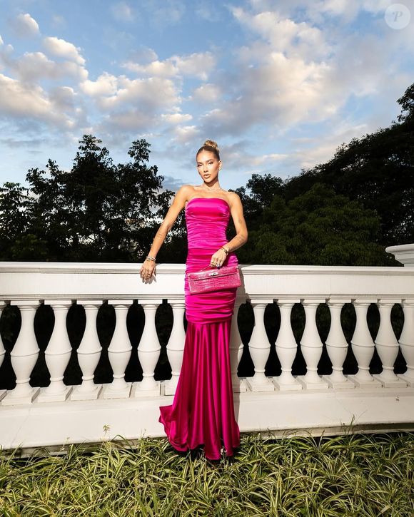 Look rosa usado por Virginia Fonseca no casamento chamou a atenção de vários internautas e foi bem elogiado na web.