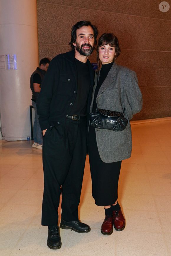 Julio apostou no look all black, composto por jaqueta, blusa e calça, enquanto Elen também usava a cor preta na roupa, e um blazer cinza por cima.