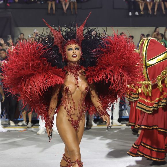 'Às vezes ela quase vai mostrar para pedir uma opinião, não mostra. Mas eu entendo. E eu acho bonito também. Eu acho que é um misticismo ali que vale para chegar no dia que eu vejo e falo... E é sempre, sempre deixa a gente sem ar quando a gente vê', disse Nicolas Prattes