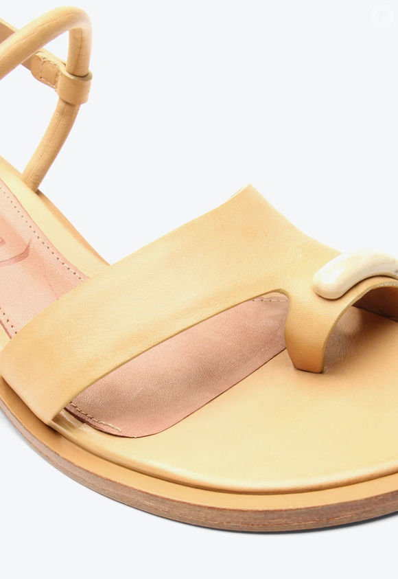 Para quem ficou curiosa sobre o modelo, até o fechamento desta matéria, a Sandália de dedo Safire, da Vicenza, estava sendo vendida no site da Renner por R$ 765,00