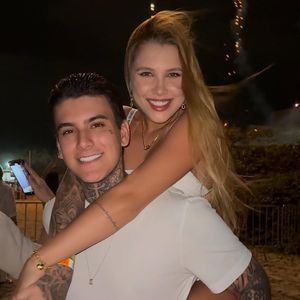 Arthur Urach namora com Gabi Ayala