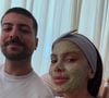 Anitta também mostrou em uma selfie que faz o uso da argila verde na pele em sua rotina de skincare