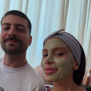 Anitta também mostrou em uma selfie que faz o uso da argila verde na pele em sua rotina de skincare