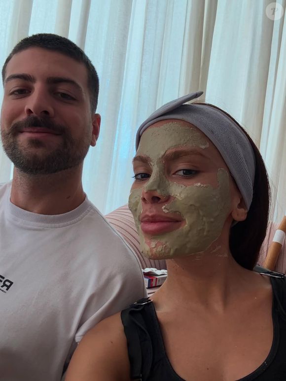 Anitta também mostrou em uma selfie que faz o uso da argila verde na pele em sua rotina de skincare
