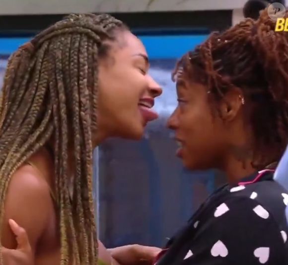 Aline e Thamiris ficaram brincando com o fato de terem se beijado no 'BBB 25'