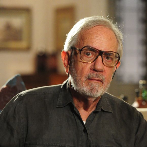 Paulo José: Um dos grandes nomes da TV brasileira, começou no teatro em 1955, em Porto Alegre, e estreou na TV em 1969 como Zé Mário em Véu de Noiva. Diagnosticado com Parkinson em 1992, faleceu em 2021, aos 84 anos, no Rio de Janeiro.