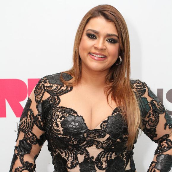 Editora da revista 'Moda Moldes' alegou que a alteração na capa de Preta Gil ficou evidente porque 'a capa ganha uma aplicação de verniz especial, que a faz brilhar um pouco mais'