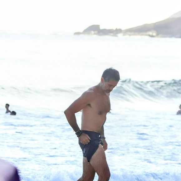 Corpo de Eriberto Leão roubou a cena em fotos, em especial seu peitoral bem construído e peludo