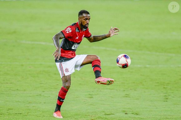 Flamengo processa Gerson na Justiça e cita que jogador ao voltar para o Brasil assinou contrato com um rival, o Cruzeiro