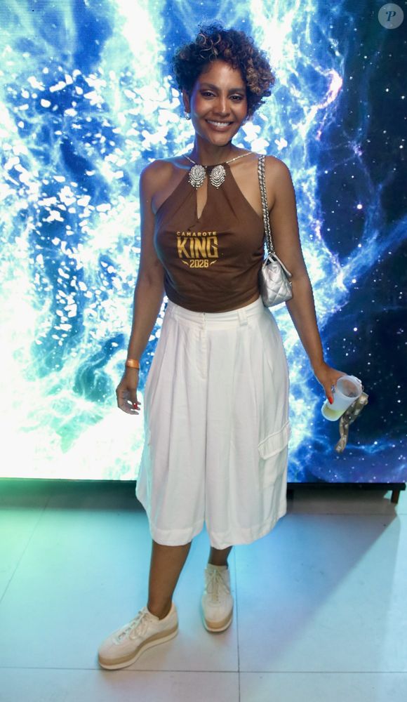 Atriz de 'Três Graças', Bárbara Reis apostou em um look comfy de abadá e shortão midi