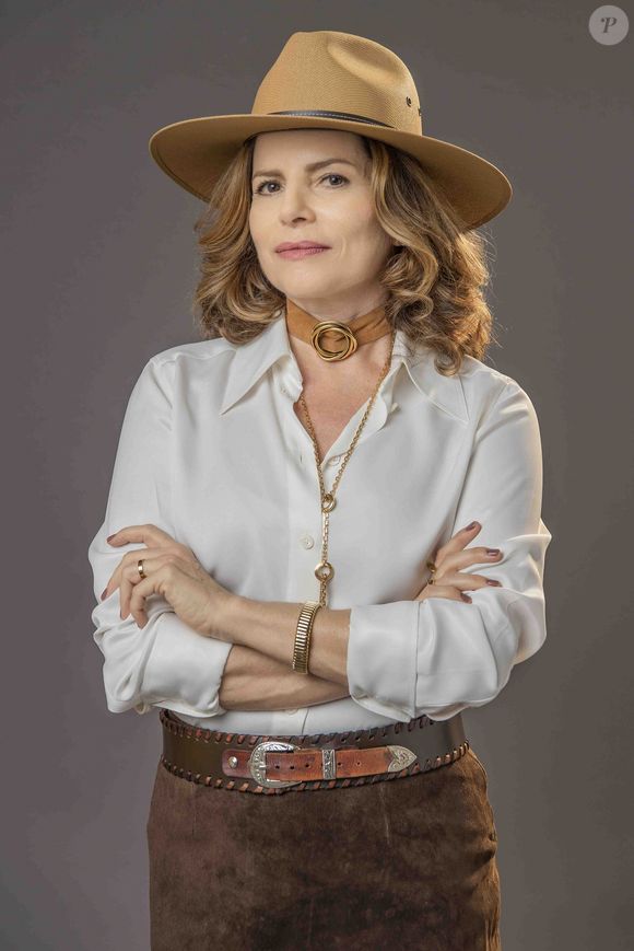 Novela 'Vale Tudo' da Globo: o novo cabelo de Débora ficou até a altura do pescoço, sem contar o clássico topete, que não podia faltar. Para o remake, Odete será loira.