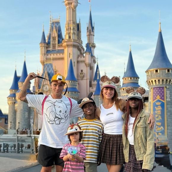 Titi e Bless, filhos de Giovanna Ewbank e Bruno Gagliasso, ficaram na sala de estar com a invasora até a atriz descer