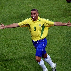O ano era 2002: Ronaldo Fenômeno brilhava com dois gols na final da Copa do Mundo e o Egeo Original era lançado por O Boticário. Em pleno 2026, o clássico da perfumaria nacional reaparece como uma verdadeira viagem perfumada à era do Penta