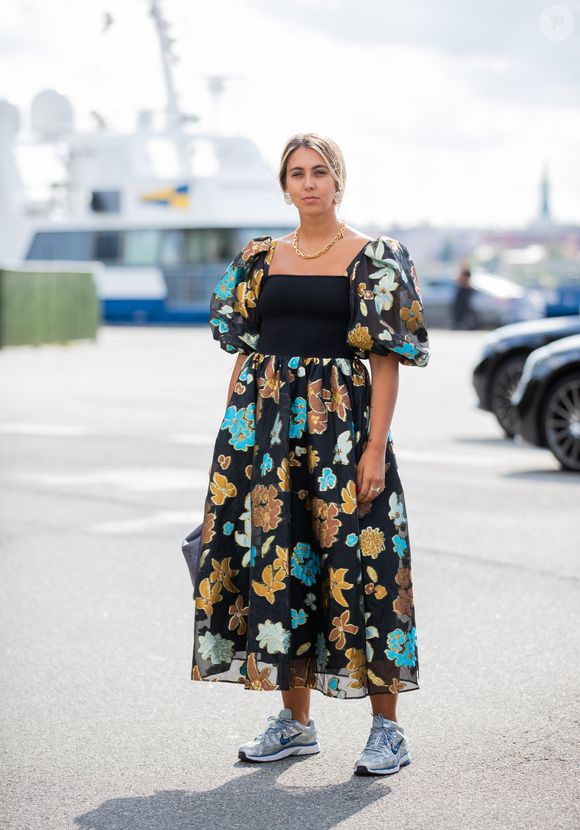 Vestido midi floral com manga bufante e saia ampla: essa opção é romântica e fresquinha os dias de calor