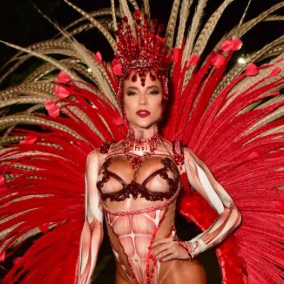 Gabi Martins mostrou demais em desfile pela Vila Isabel na Sapucaí