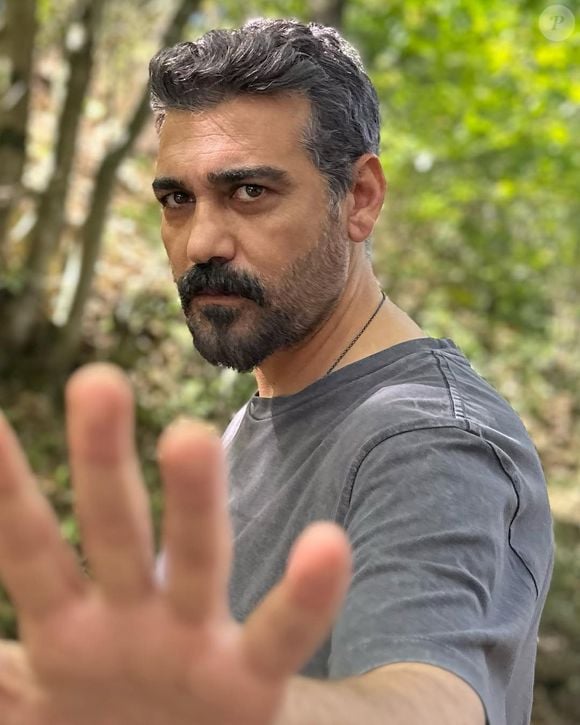 O ator Caner Cindoruk interpreta Volkan na novela turca 'Iludida'