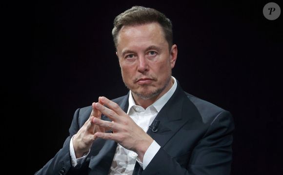 Elon Musk fez um gesto pouco convencional, estendendo o braço com a mão aberta diante do público presente