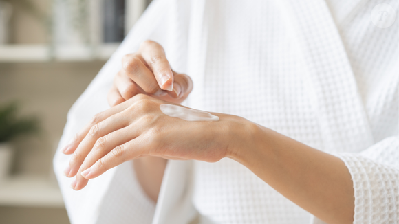 O ideal é que seja um hidratante seja levemente oleoso, com boa absorção e fragrância leve para não misturar com o perfume