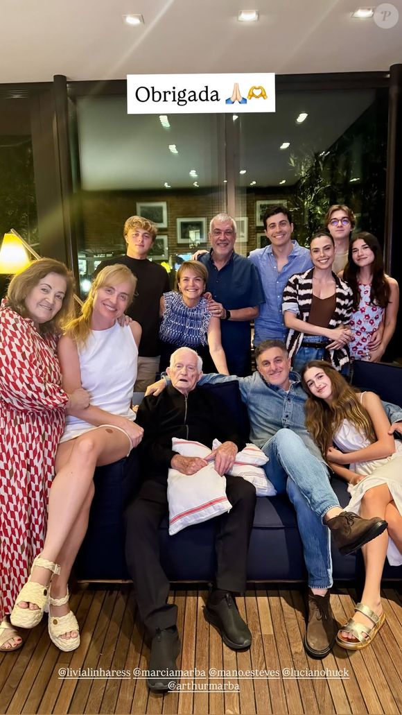 Angélica reuniu os pais, o marido, Luciano Huck, os filhos e outras pessoas da família em festa de aniversário intimista