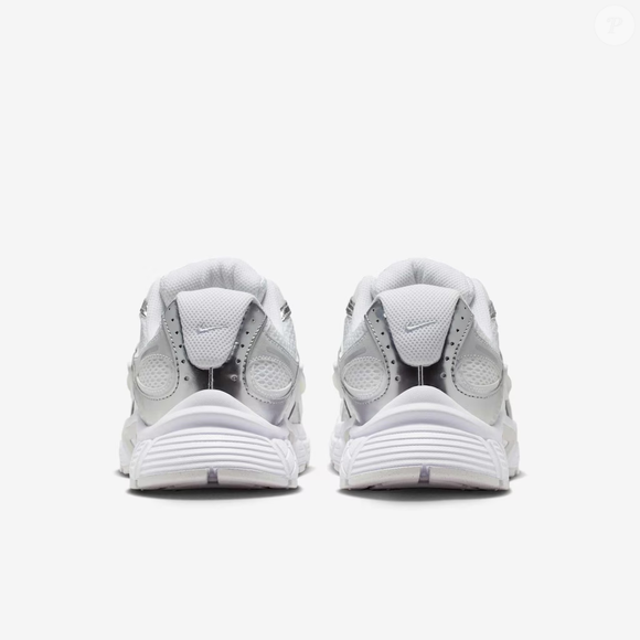 Pensado para unir estilo e desempenho, o Nike V5 Run traz cabedal em material têxtil e sintético, além de solado de borracha que oferece mais segurança e estabilidade. O modelo virou aposta certeira para quem quer um tênis confortável sem perder a elegância