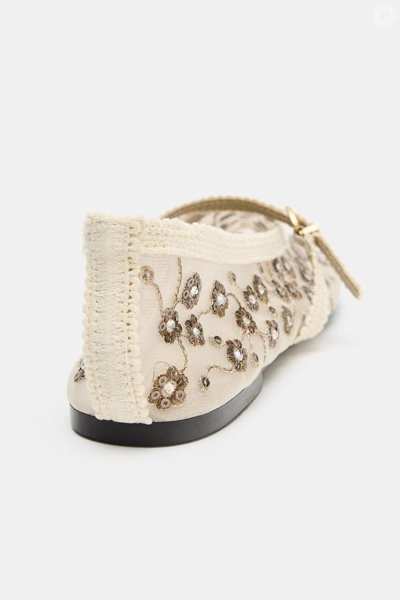 O sapato romântico do momento? A sapatilha Mesh com Brilhos, da Zara, aposta em aplicações delicadas e tira com fivela