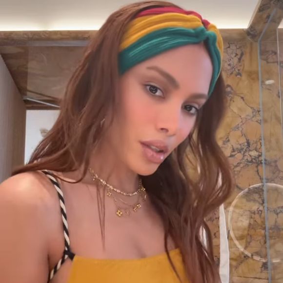 Anitta chegou a negar que a infecção tivesse relação com a cirurgia estética