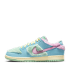 O inverno ganhou um toque de nostalgia! Inspirado no personagem Visty, criado pelo artista japonês Verdy, o novo Nike SB Dunk Low aposta em tons candy color e acabamento felpudo para transformar qualquer look em destaque