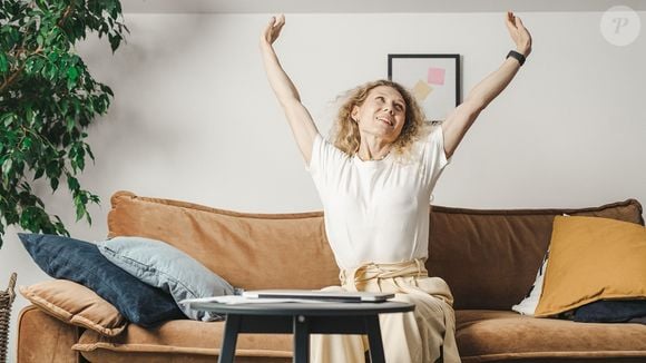O resultado é um daqueles truques domésticos que fazem sucesso justamente por não exigirem grandes complicações nem misturas de alquimista: três ingredientes, um borrifador e alguns segundos para renovar o aroma dos tecidos da casa