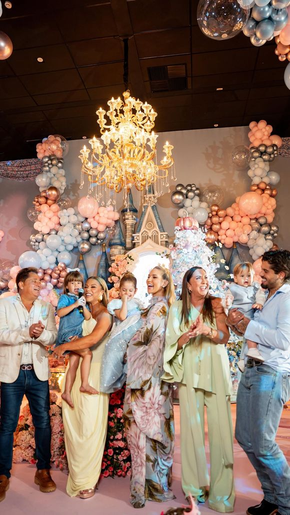 Leonardo, Zé Felipe, Virgínia Fonseca, Poliana Rocha, Margareth Serrão e os três filhos do ex-casal ficaram juntos na hora do ‘parabéns pra você’