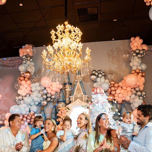 Leonardo, Zé Felipe, Virgínia Fonseca, Poliana Rocha, Margareth Serrão e os três filhos do ex-casal ficaram juntos na hora do ‘parabéns pra você’