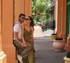 Vestido + sapatilha é aquela combinação que prova que conforto e elegância podem andar juntos. Camila Queiroz, companheira de Klebber Toledo, já aderiu ao visual durante uma recente viagem à Flórida, apostando em um vestido fluido com sapatilhas brancas no estilo Mary Jane