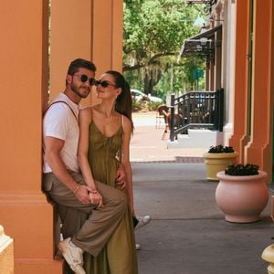 Vestido + sapatilha é aquela combinação que prova que conforto e elegância podem andar juntos. Camila Queiroz, companheira de Klebber Toledo, já aderiu ao visual durante uma recente viagem à Flórida, apostando em um vestido fluido com sapatilhas brancas no estilo Mary Jane