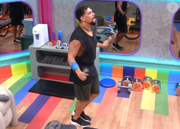 'BBB 25': Nesta tarde, os colegas de confinamento Gracyanne e Vinícius praticaram exercícios na academia do reality.