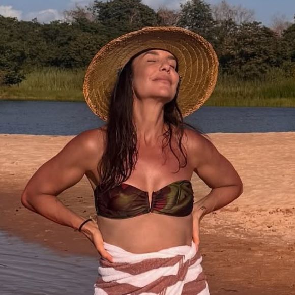 Solteira, Ivete Sangalo provoca a web com maiô ultracavado, mostra marquinha e valoriza bumbum em foto no espelho